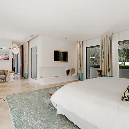 Luxury With Swimming Pool Apartment